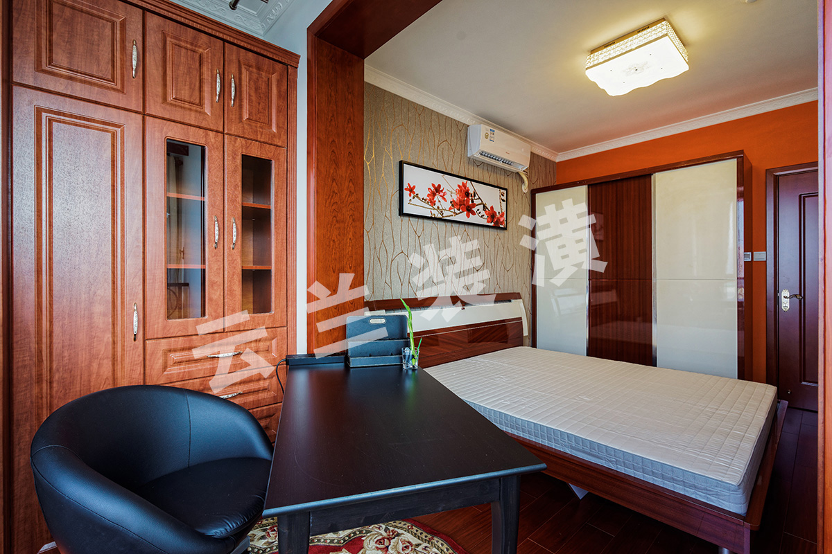 提到臥室更有品味了，功能性具備的同時，還體現出主人公的灑脫，原始功能的陽臺規劃到臥室空間，顯的空間感擴大，充足的陽光照射使得身心更加積極健康，一個私人工作的功能也充分滿足了。整個空間用色不受約束，整體感覺很舒服很踏實很安靜！
