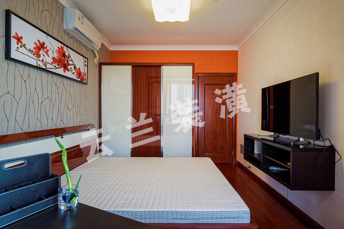 提到臥室更有品味了，功能性具備的同時，還體現出主人公的灑脫，原始功能的陽臺規劃到臥室空間，顯的空間感擴大，充足的陽光照射使得身心更加積極健康，一個私人工作的功能也充分滿足了。整個空間用色不受約束，整體感覺很舒服很踏實很安靜！