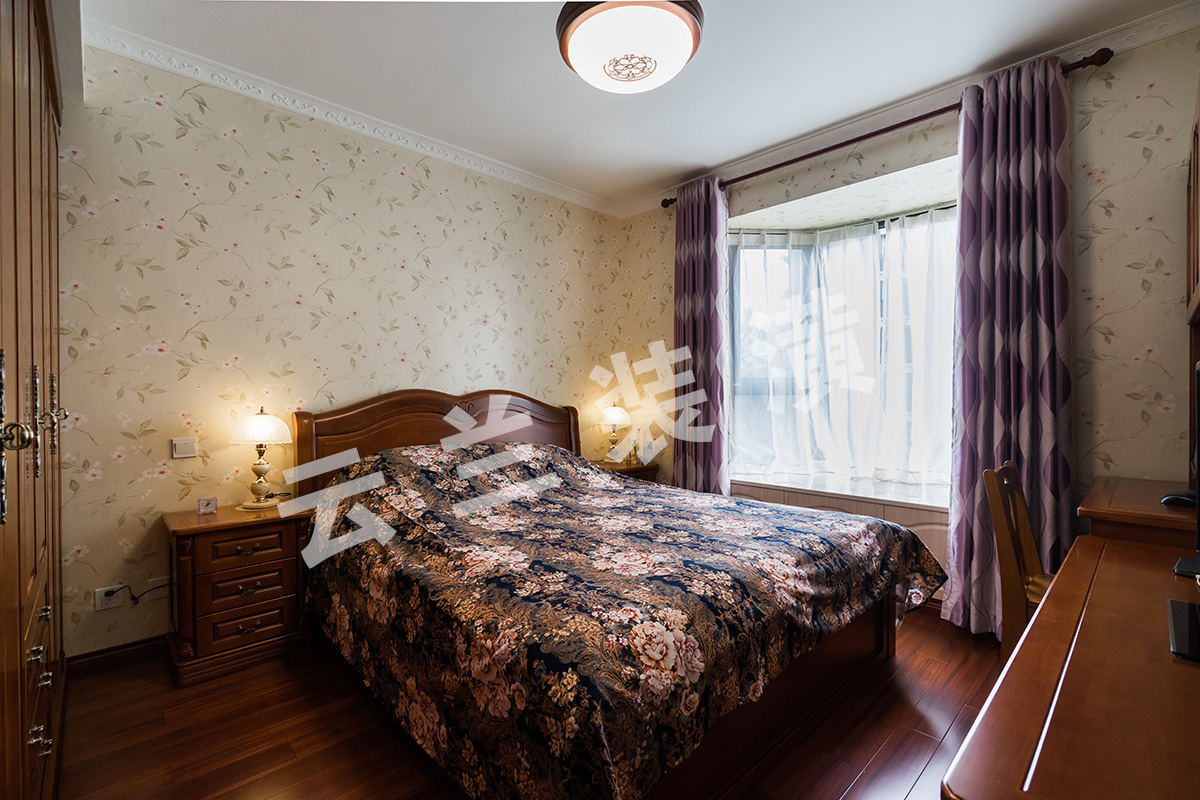 主臥室我們主色調統一風格，采用暖色壁紙，來凸顯溫馨的室內空間，原內飄窗，也做成飄窗柜形式，也更加的實用，上覆人造大理石，同樣可以擁有飄窗的優點。
