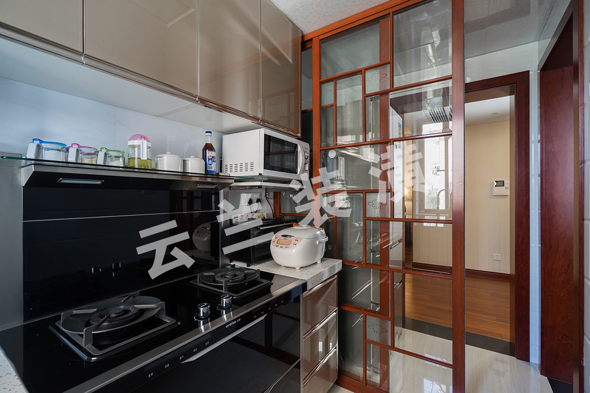 廚房瓷磚采用淺色打底，凸顯廚衛，使空間看上去更有層次。櫥柜采用的香檳色晶鋼板，方便打理也更加耐用，房東灶具選用的一體集成灶，功能集成，空間更高效
