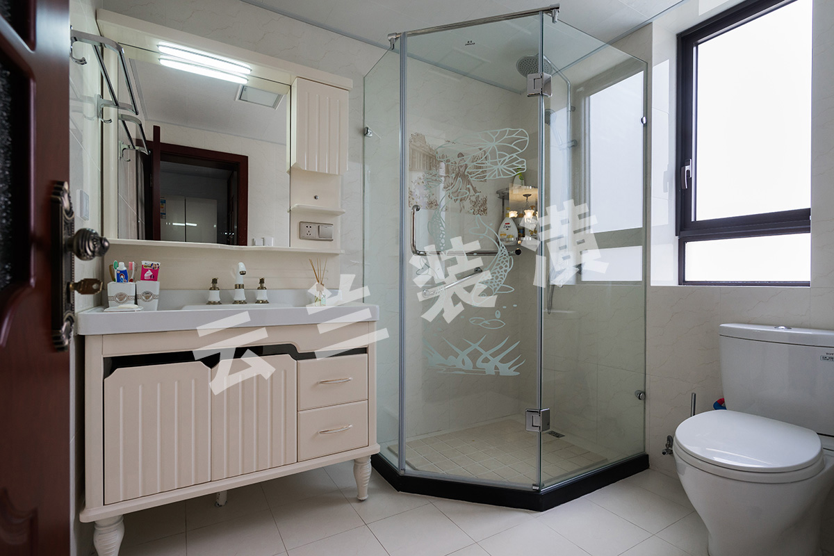 衛生間，避免了原土建的不合理，更改了開門方向，解放了過道空間，淋浴房宜用鉆石型的，每個功能區也互不干擾，也更加清爽！