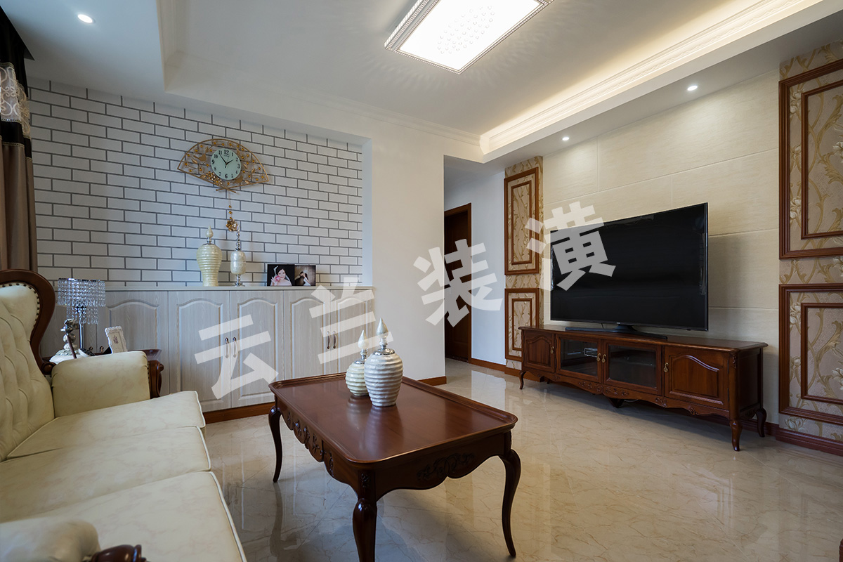 沙發(fā)左側(cè)前景的文化墻設(shè)計(jì)突顯了空間的裝修風(fēng)格，也是入戶進(jìn)門后的第一個(gè)景點(diǎn)，做背景的材料是無(wú)機(jī)材料硅藻泥，此材料不僅綠色環(huán)保無(wú)有害氣體釋放，更難能可貴的是它本身具備呼吸功能，不僅可以隨著四季變化調(diào)節(jié)室內(nèi)空氣的濕度，還可以吸附空氣中的有害物質(zhì)。
