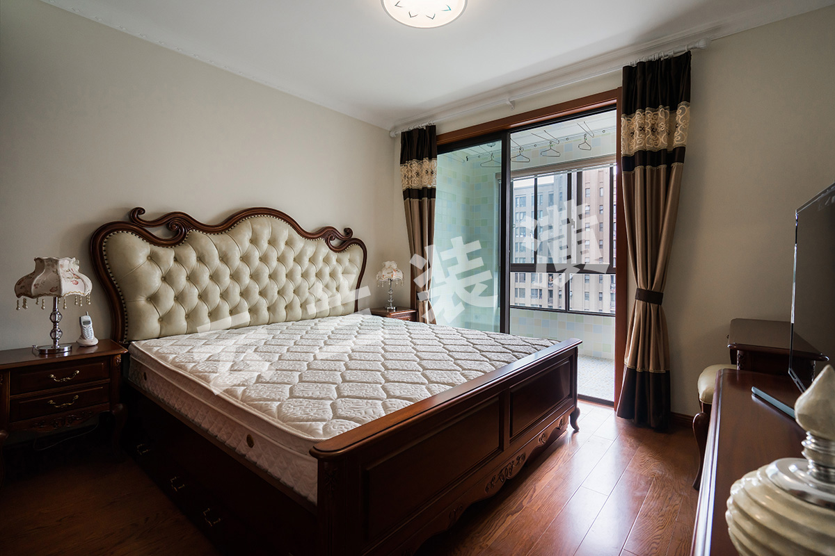  臥室墻面涂的多樂(lè)士金裝五合一的涂料，色彩采用暖色系，顯的干凈、溫暖、大方，家具都客戶在紅星美凱龍購(gòu)買的成品家具，裝修做中央空調(diào)吊頂?shù)念A(yù)留好恰到好處的高度，衣柜上方顯的十分協(xié)調(diào)。
