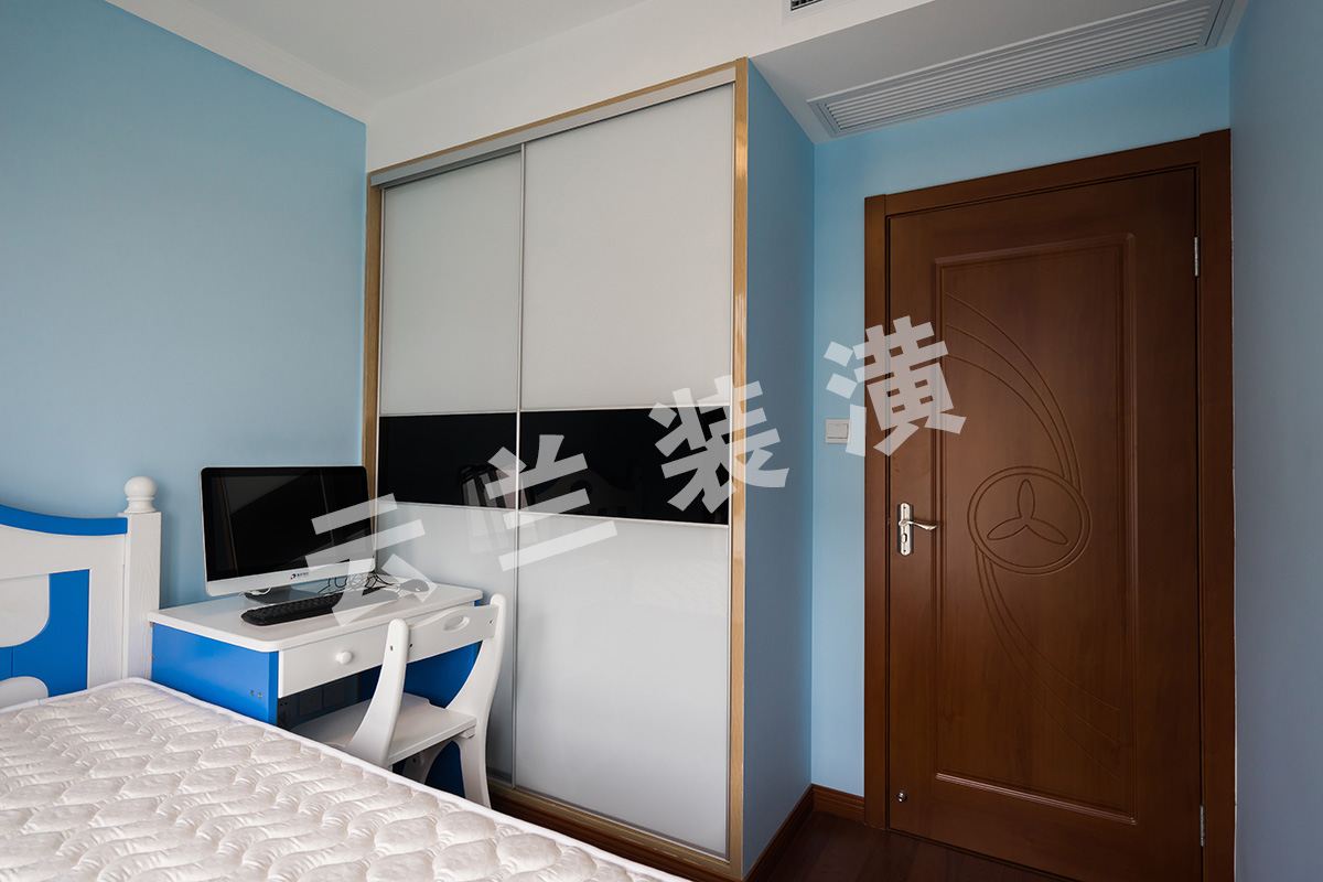 定制的衣帽柜，充分利用了使用面積，使小房間有了大收納，移門是由家長(zhǎng)為他精心挑選的款式，黑白分明。
