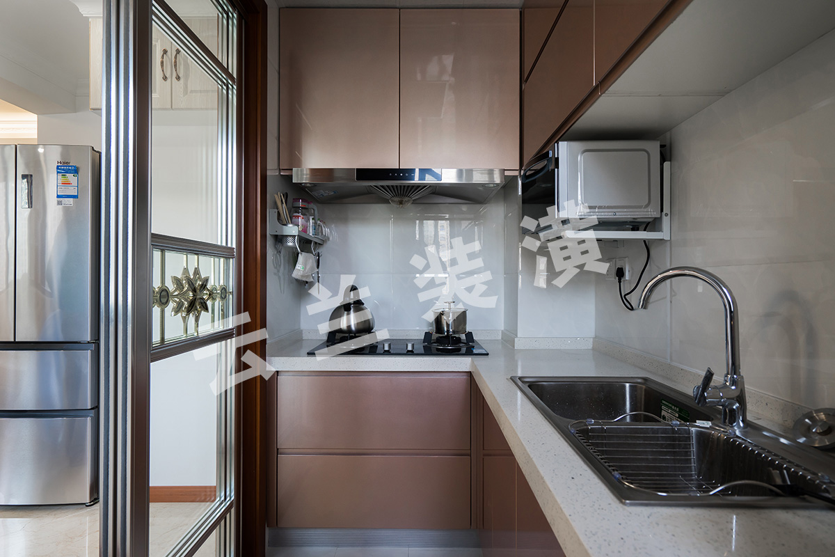 歐洲是一個(gè)浪漫的國(guó)度，非常講究居室生活的品質(zhì)，當(dāng)然在居室廚房上的裝修也不例外，本案廚房間采用優(yōu)雅的香賓色為主色調(diào)，以展示出浪漫、舒適的生活。
