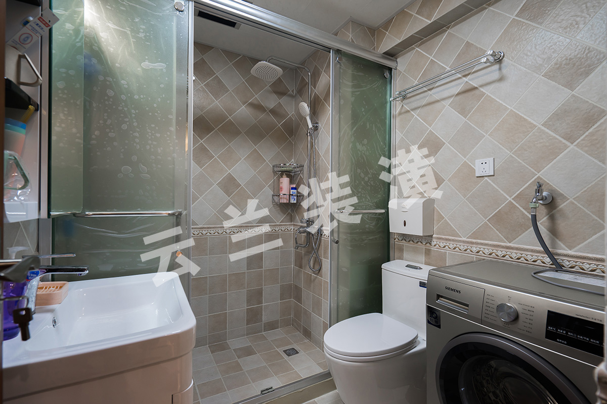 衛(wèi)生間線條豐富，井然有序，主色調(diào)采用淡淡的米色，古銅色的配飾讓深色家具顯得更加尊貴.