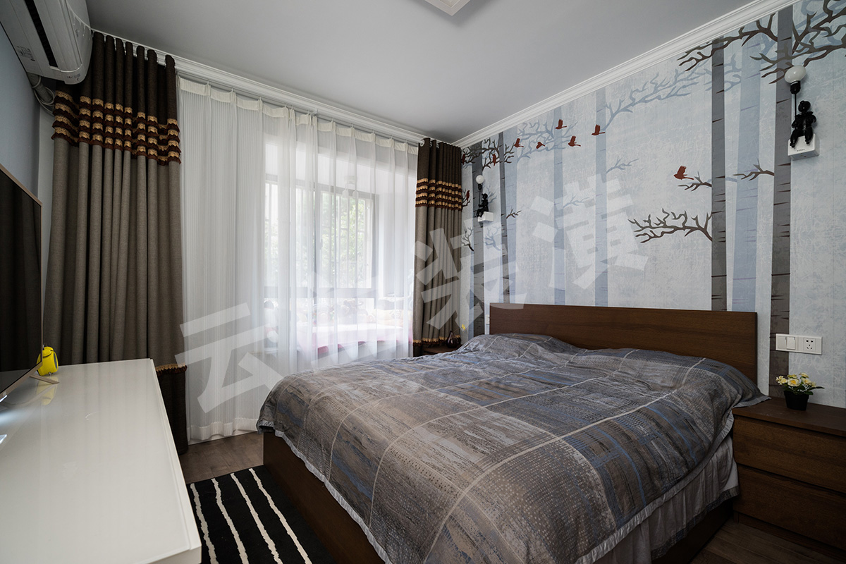 主臥沒有采取四周都貼墻紙，只是在背景用定制的墻畫來點綴，沒有過多的裝飾，但是整個臥室卻已經非常靈動，這種簡單而溫馨的裝飾更有助于現(xiàn)代人的睡眠。
