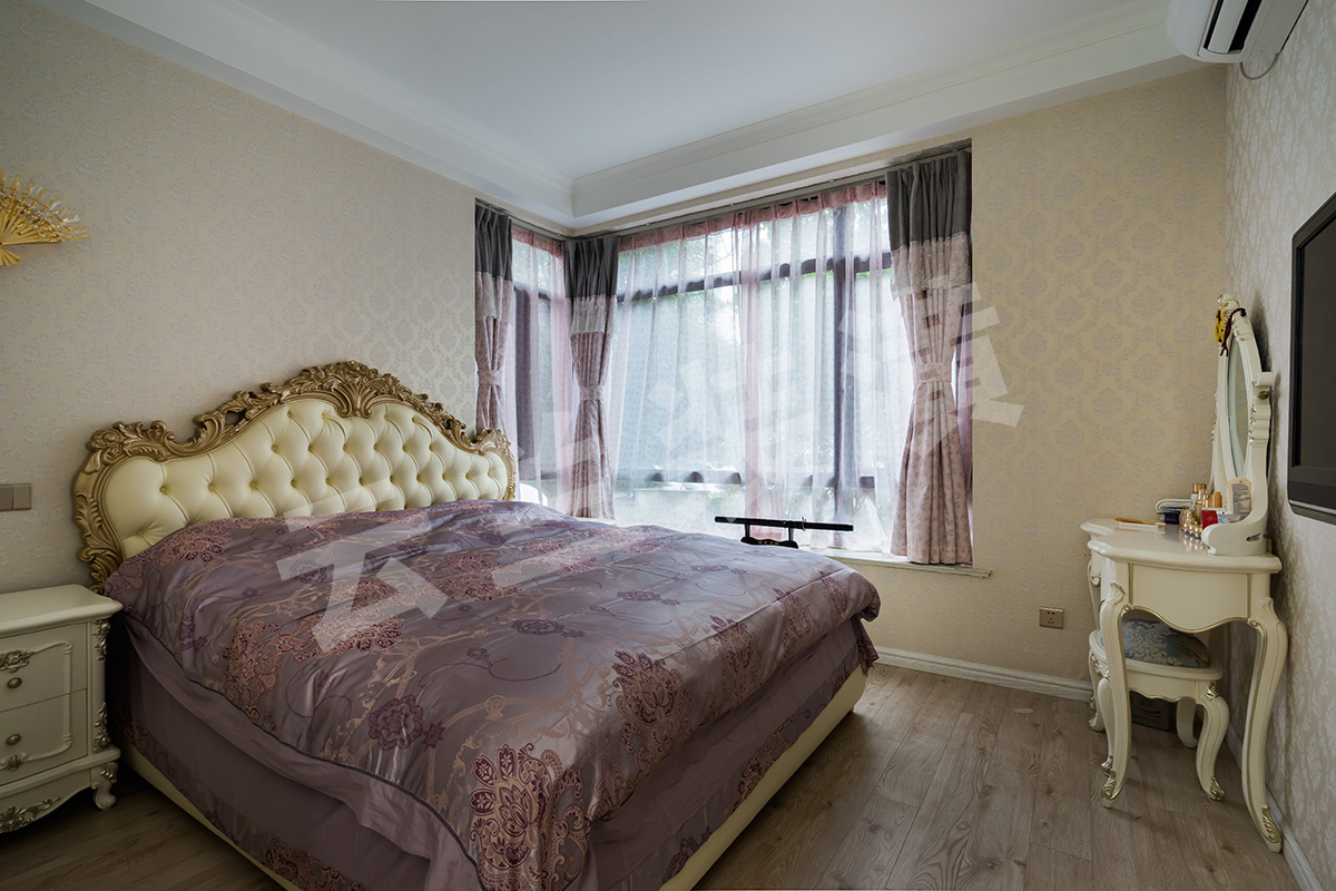 主臥里貼的暖色壁紙，給人以溫馨自如的感覺。配上淡色系的床藝，讓整個臥室溫馨而不失歐式典雅、端莊的感覺。
