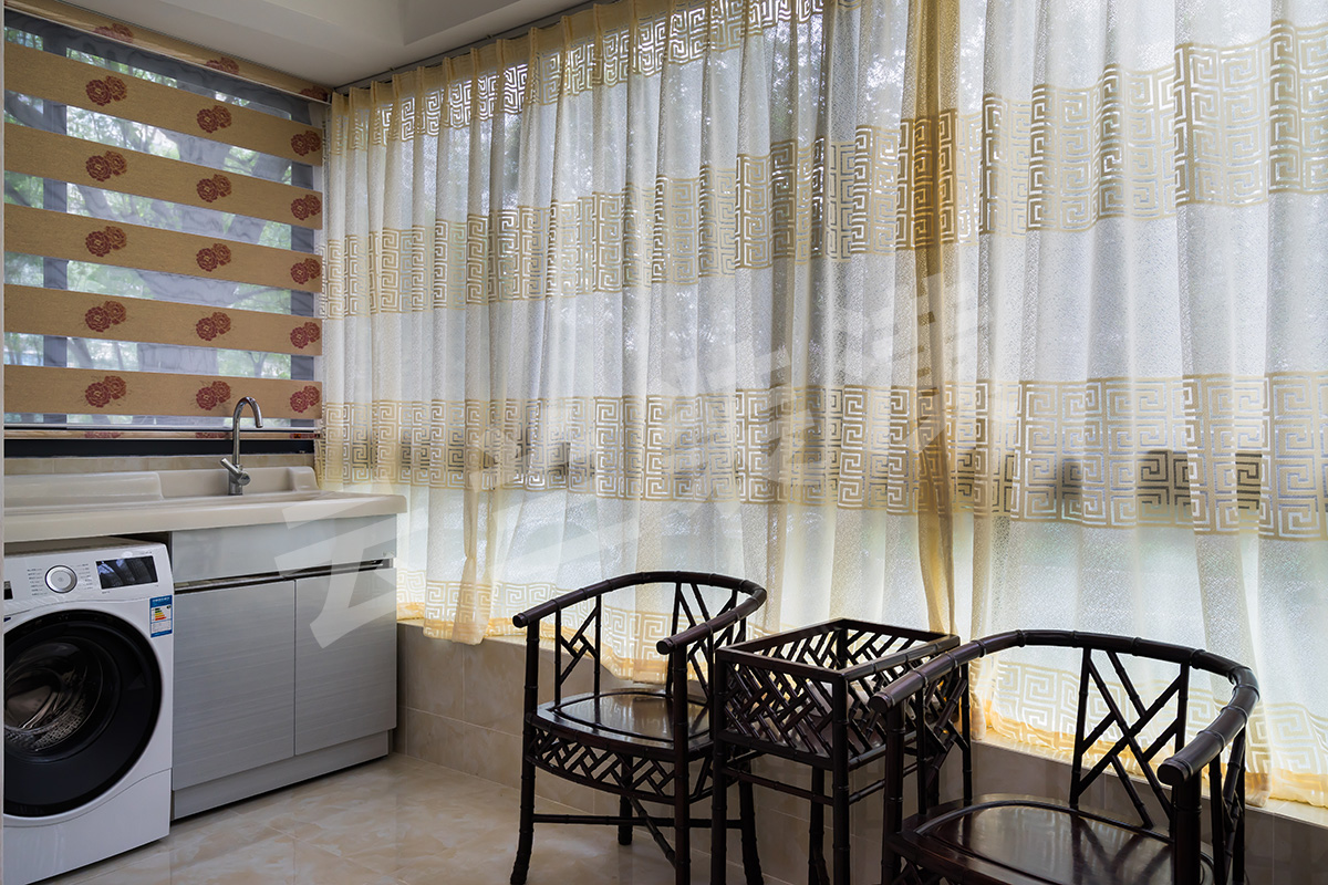 陽臺做洗衣機水槽柜，不僅可以讓陽臺更實用而且可以解決生活用品沒有容身之地尷尬，也起到了美化空間的作用。