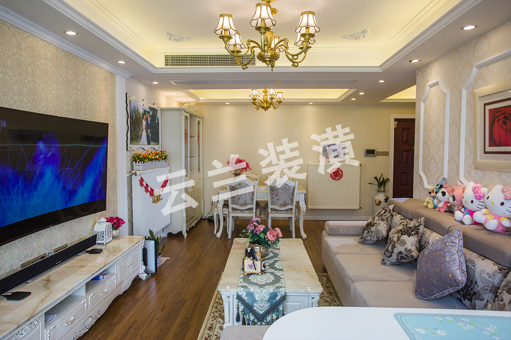 比較有特色的墻紙裝飾了整體的空間基調，搭配淺色布藝沙發，絲質面料抱枕的點綴，包括地毯的選用，每一處都能體現出業主的生活品味與享受生活的氣息。
