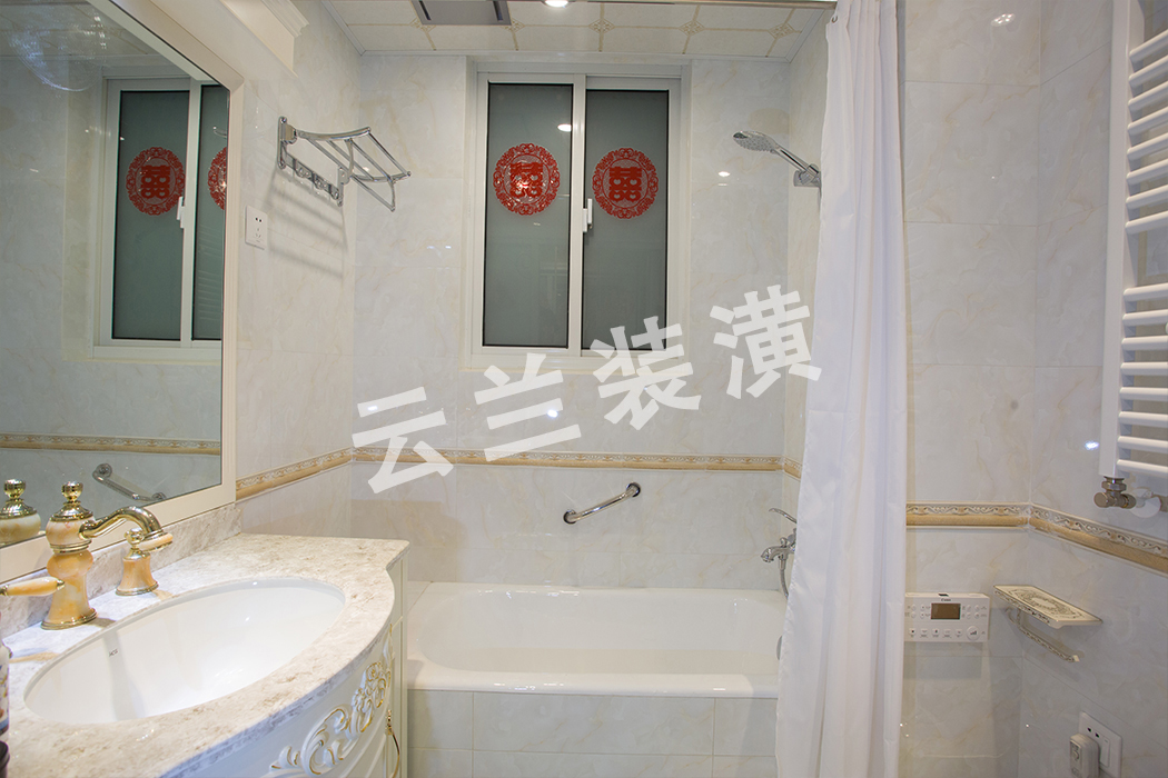 主衛搭配的浴缸，一天疲憊之后，讓水按摩身體，舒緩壓力，一個帶浴缸的浴室就成了放松身心和展現自我品味的場所。