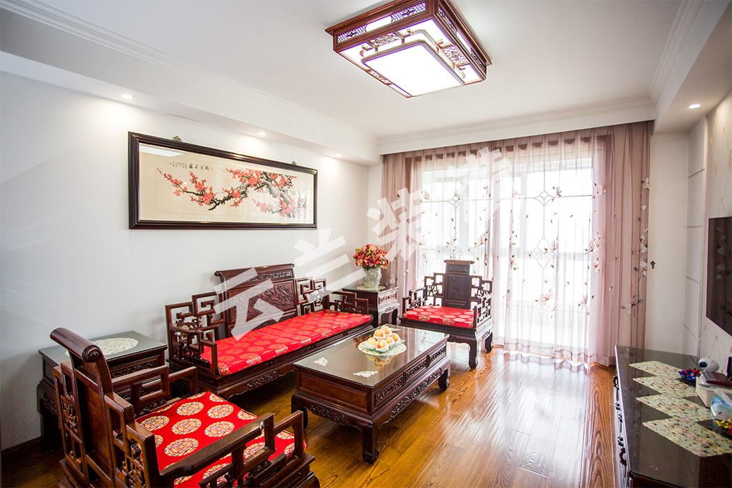 業主在硬裝上面的要求是簡單大方，不要過于復雜的修飾，包括背景墻的設計也是偏向淡雅為主。
