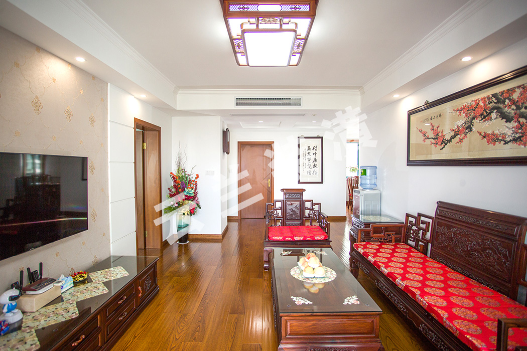 業主在硬裝上面的要求是簡單大方，不要過于復雜的修飾，包括背景墻的設計也是偏向淡雅為主。
