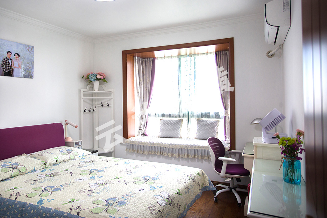 女兒房間淺色調搭配著簡潔的裝飾，整體呈現溫馨的感覺。
