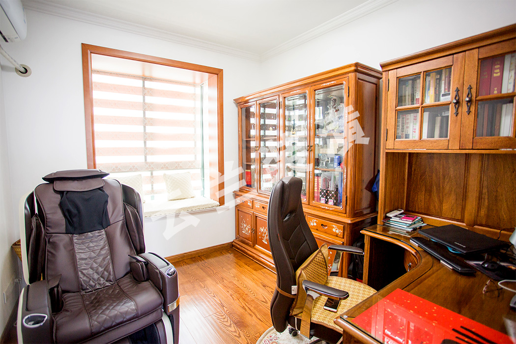 書房是男主人的天地，整體搭配寬敞大氣，既有男主人揮毫潑墨的空間，又留有閱讀后困乏小憩的私屬角落。
