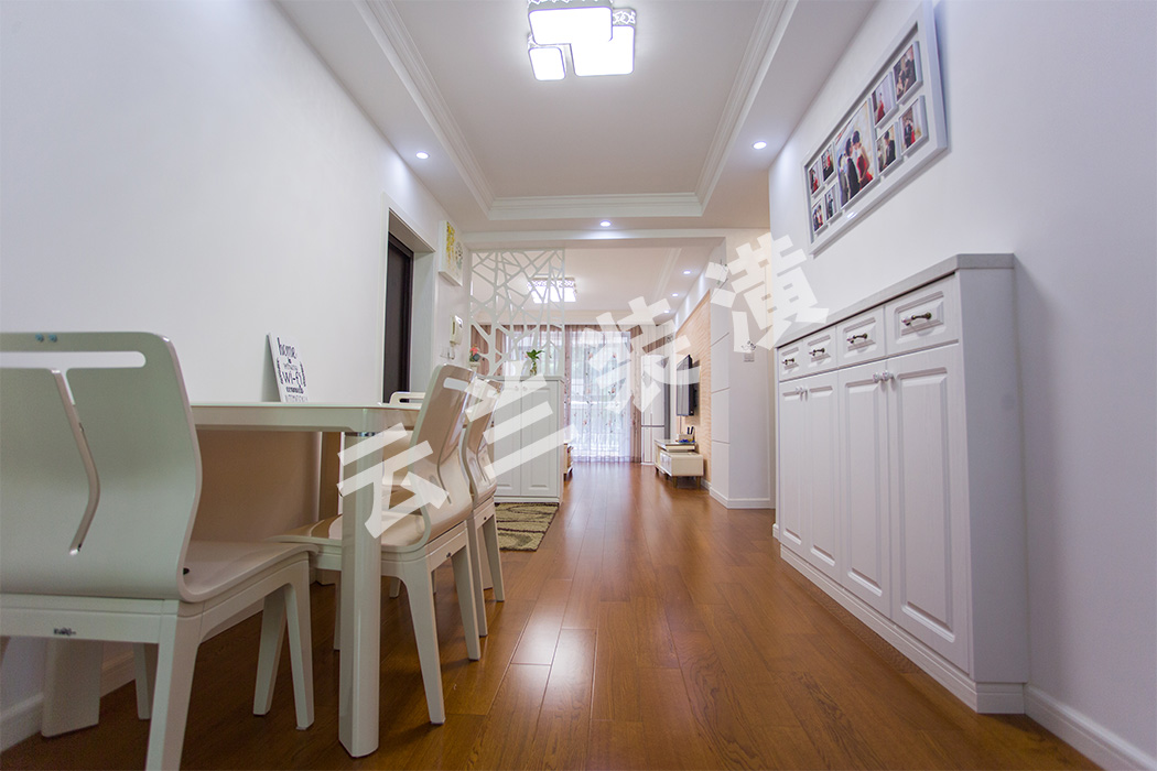 餐廳區域通過藝術隔斷與客廳遙相呼應，既單顯了餐廳的功能、也因為在同一直線上暗示與客廳的密不可分。
