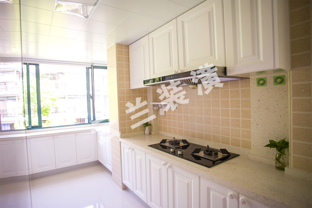 實用性最強的區域當屬廚房，在考慮到業主喜好習慣的同時，在最大化得到視覺享受的同時提升儲物和活動空間。
