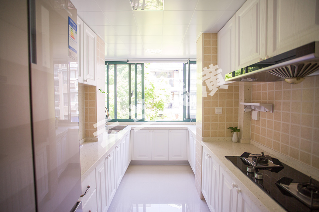 畢竟，廚房是主人給全家人創造愛意滿滿的美食的地方。既要有忙碌時科學的活動空間，也要有烹飪菜點間窗外的綠意和閑暇。
