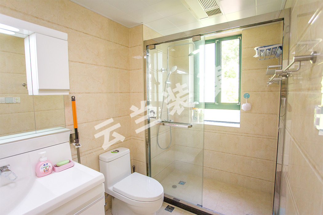 衛生間的暖色調和潔白的廚衛用品，以及干濕分離的洗浴足以洗去一身的疲憊。