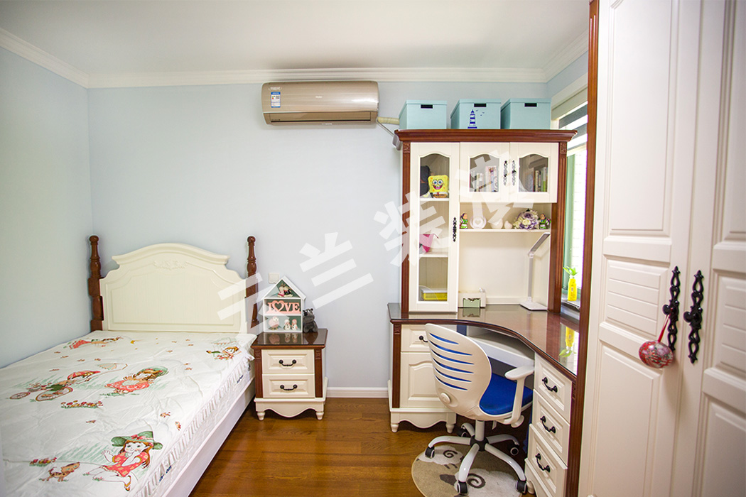 小房間淺藍色的基調，再搭配業主象牙白的實木家具，由可愛的床被飾品點綴。顯現出業主對孩子的疼愛和希望。
