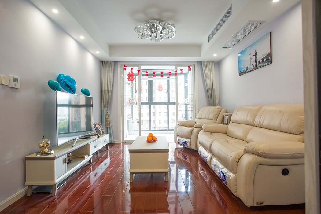 客廳簡單大方，沒有過多的裝飾，按摩沙發可以讓自己在辛苦了一天之后放松心情，消除疲勞，追求高品質生活。
