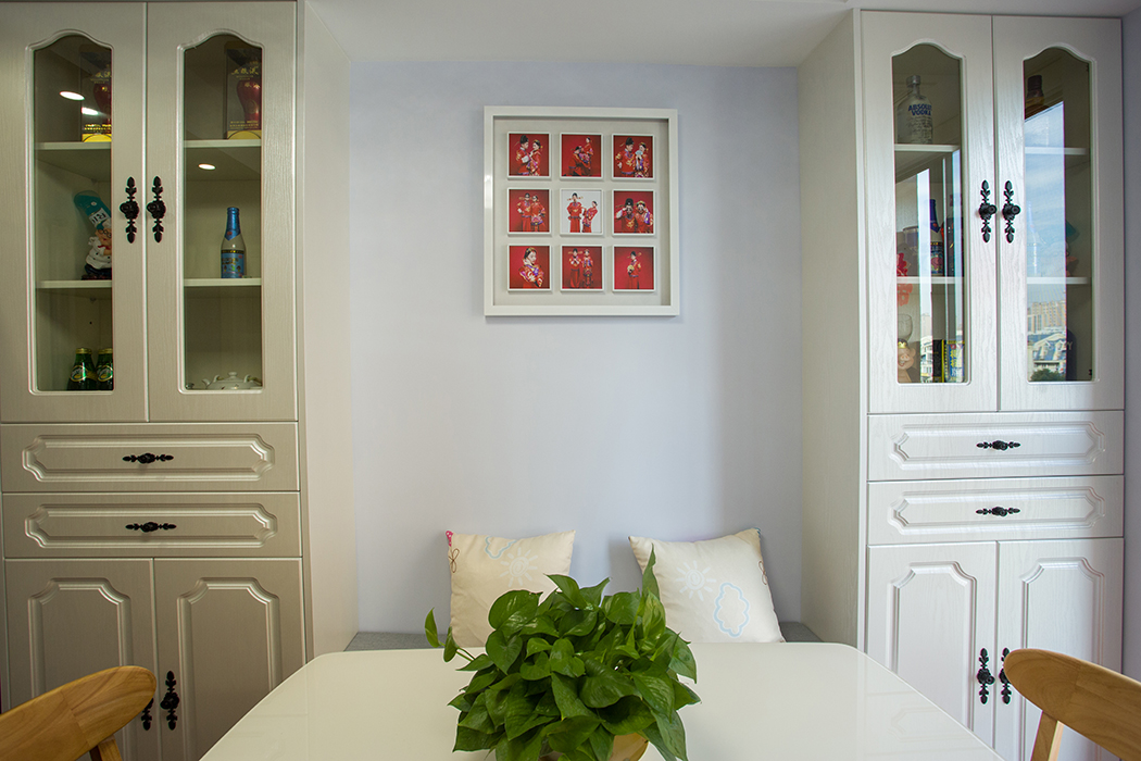 餐廳原木色的餐椅搭配白色的卡座，配上多元化的層次原定，不斷上升的空間，不會讓在此處用餐聚會的家人及朋友感覺到壓抑，充分利用的儲物空間。
