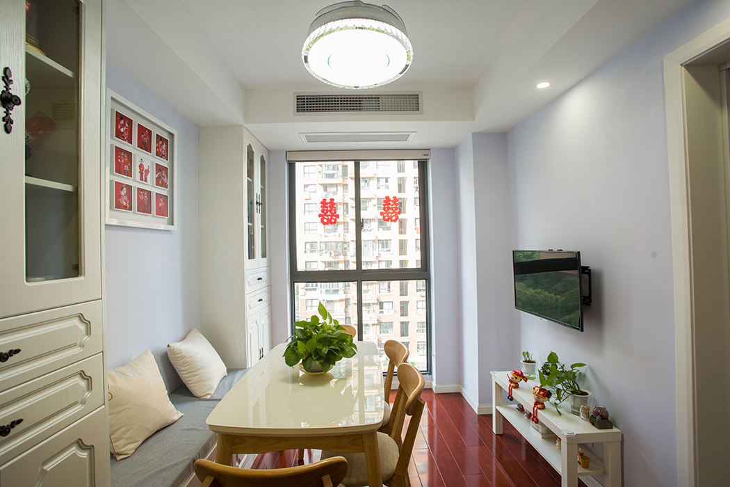 餐廳原木色的餐椅搭配白色的卡座，配上多元化的層次原定，不斷上升的空間，不會讓在此處用餐聚會的家人及朋友感覺到壓抑，充分利用的儲物空間。
