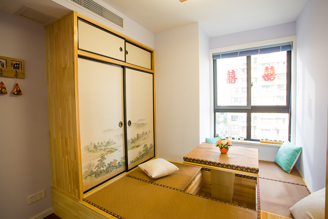 榻榻米休閑區域是在臥室中分割出來的一部分，是業主休閑趣談的最佳區域，閑暇時和三五好友，聊聊天，喝喝茶，是最最放松的時刻。
