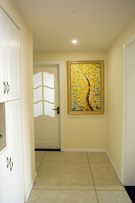 別致的墻面掛畫體現(xiàn)了男主人的溫馨隨和的情結(jié)
