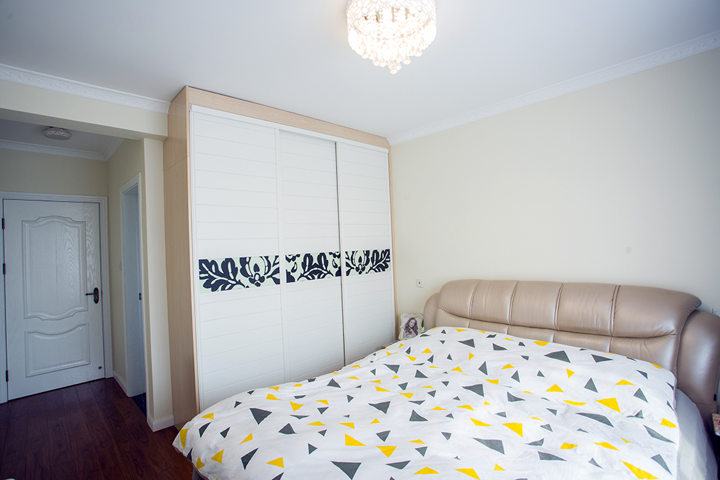 本案為居家新房，主人公希望將自己的新家營造成極簡的現(xiàn)代主義風格，設(shè)計師引入了非傳統(tǒng)的混合搭配，突顯出現(xiàn)代獨特的視覺效果
