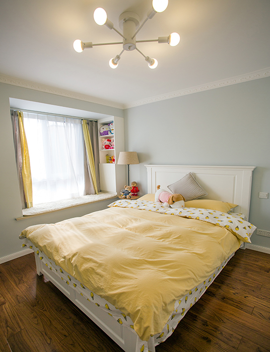 淺藍色墻面象征著主人公對美好生活的向往，整體空間簡潔舒適，飄窗上的裝飾柜，體現(xiàn)了女主人公的品位與眼界。
