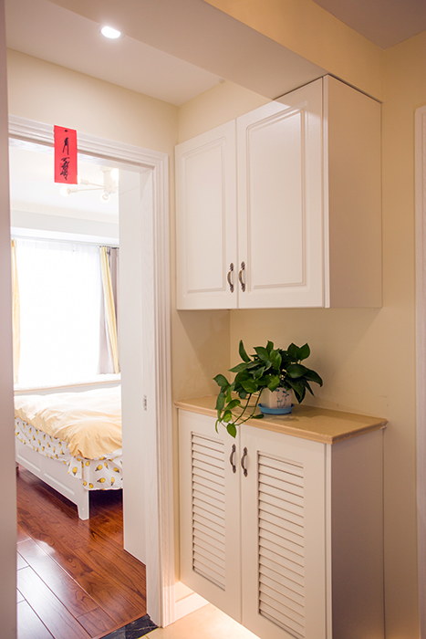 時尚的白色鞋柜與深色大理石臺面完美結(jié)合，干凈大氣，下柜引用了假百葉門板，昭示了主人公做事沉穩(wěn)，為人大氣；鞋柜下的燈光猶如繁星點點，璀璨明亮
