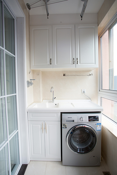 南陽臺洗衣柜也成為家庭中一道亮麗的風景線，不但方便了主人公晾衣服，更讓主人公迷上了陽臺，增添了幾份洗衣服的欲望
