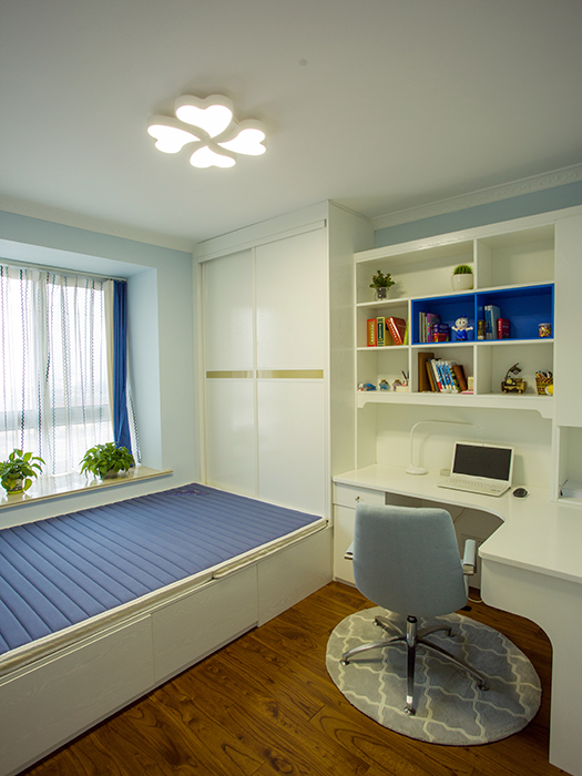 多功能書房舒適實用，籃色代表了一顆清凈的心，讓我們也不禁想起了那曾經(jīng)激情燃燒的歲月。更為小孩創(chuàng)造了一個美好的學習環(huán)境
