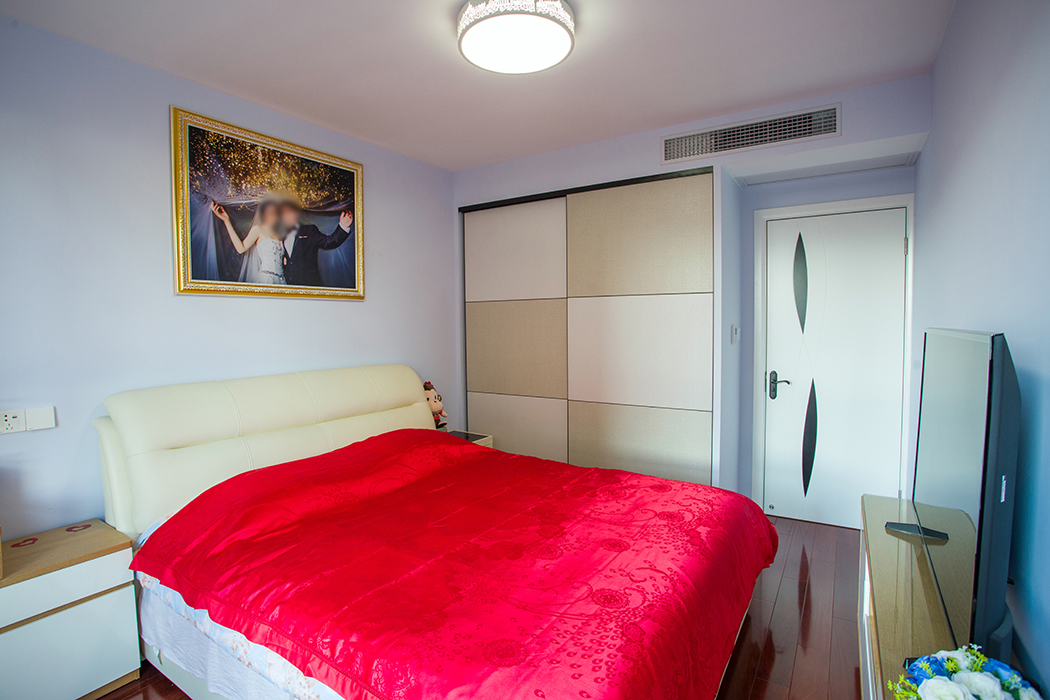 強調感官舒適性的主臥室，沒有更多的修飾。簡單、舒適才是業主需要的。步入式衣帽間充分利用的空間。