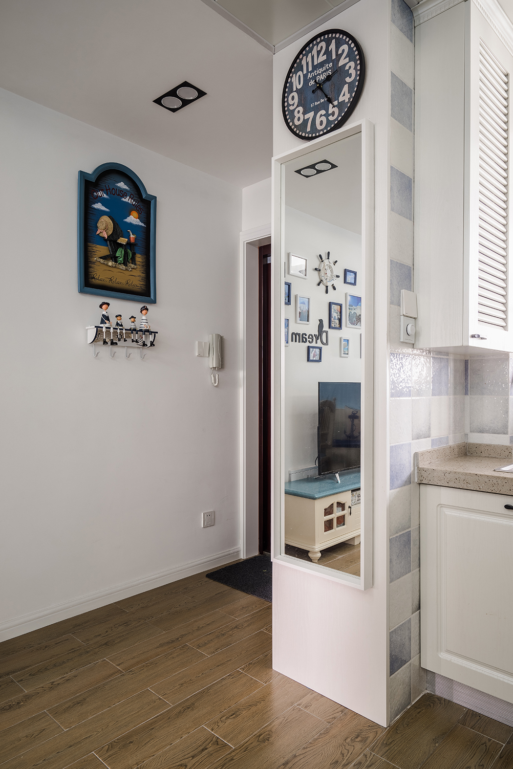 地中海風格是類海洋風格裝修的典型代表，因富有濃郁的地中海人文風情和地域特征而得名。它同時也是最富人文精神和藝術氣質的裝修風格之一。而對喜歡浪漫的情侶來說，地中海則是不二之選。
