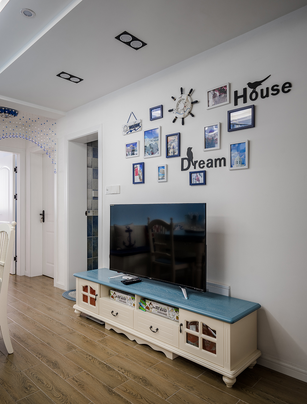 地中海風格是類海洋風格裝修的典型代表，因富有濃郁的地中海人文風情和地域特征而得名。它同時也是最富人文精神和藝術氣質的裝修風格之一。而對喜歡浪漫的情侶來說，地中海則是不二之選。
