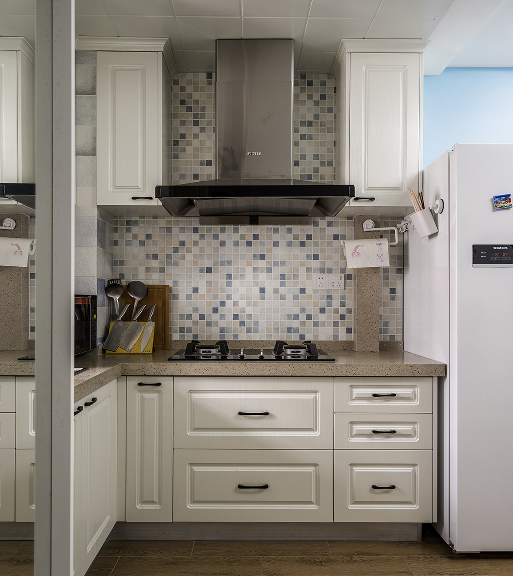 大面積的淺色馬賽克，拼砌出深邃的海洋色效果。
