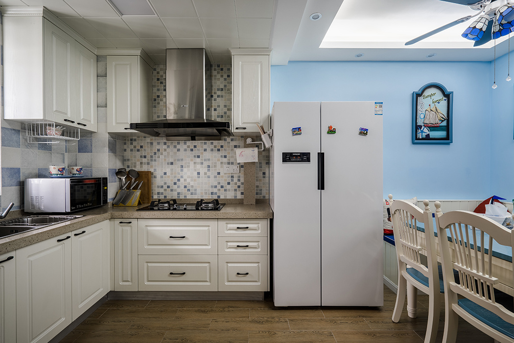 廚房延續(xù)了餐廳的簡潔風格，開放式廚房，采用卡座的設計，與木質餐桌椅形成呼應關系。背景和弧形吊頂的選用，與客廳保持一致性，形成空間的完整性與整體感。
