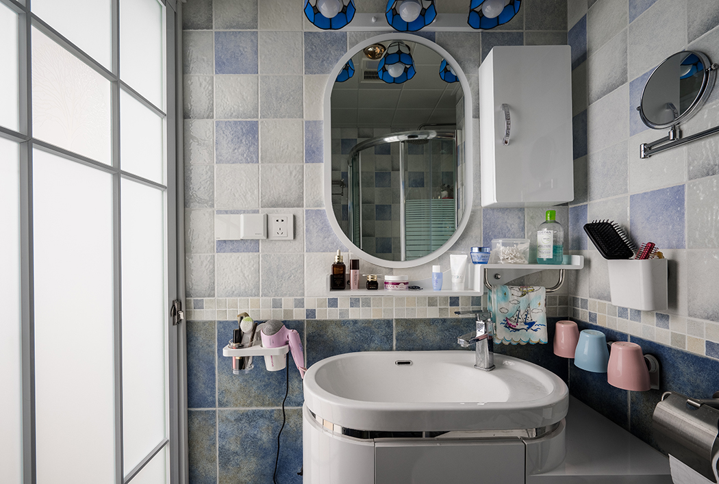 說一個家色彩豐富，你可能會想到它應該是一個艷麗的空間。是的，這個家確實充滿了無限的活力，然而它卻并非色彩艷麗，褪去了一份“濃妝艷抹”，給人一種耳目一新的清爽感
