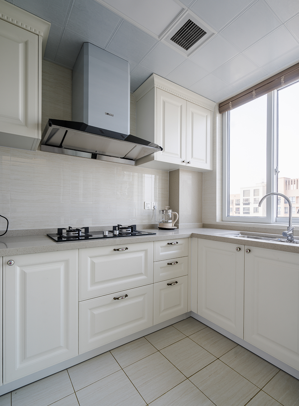 冷暖色調(diào)的跳躍搭配豐富整體設(shè)計(jì)的層次感，而華麗精美的射燈造型，傾瀉出迷醉溫柔的燈光讓空間每一件家具飾品都成為無(wú)可挑剔，不可或缺的藝術(shù)品。
