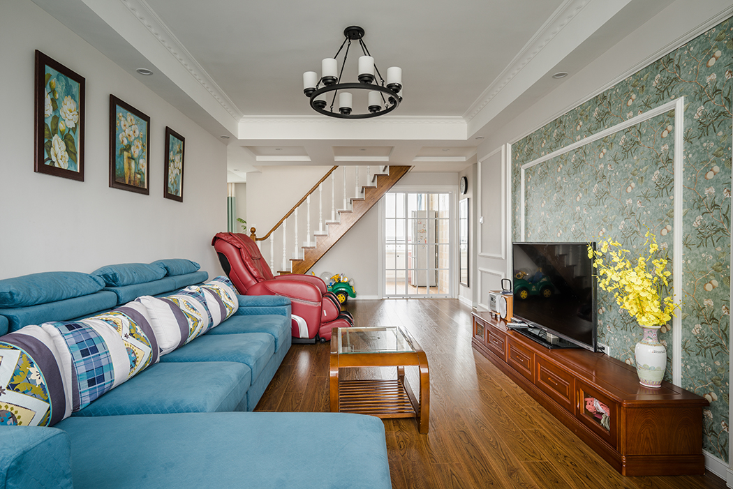 客廳甜美的碎花布藝裝飾，厚重的實木家具，都是一些平淡的色彩，比起城市來它更多了一份清閑和安逸，多了一份與大自然擁抱的機會和沖動。
