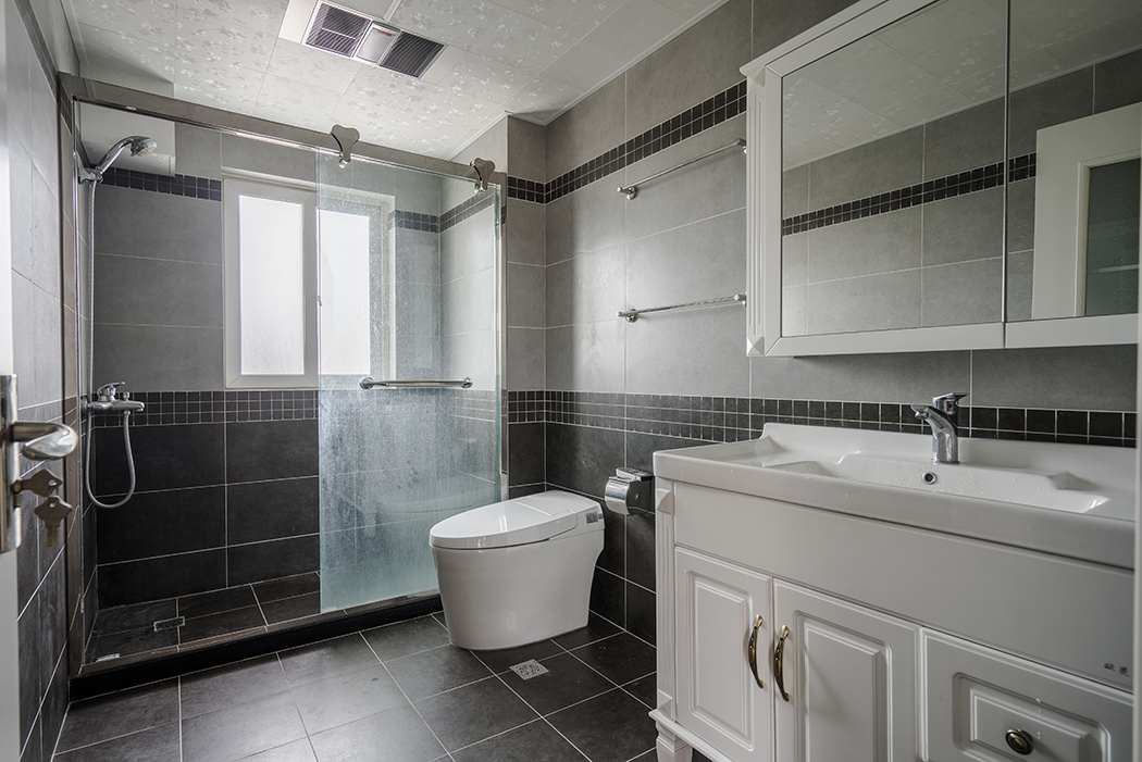 衛生間以黑、灰、白三種顏色搭配，現代感極強，處處體現出業主在生活中的干練。
