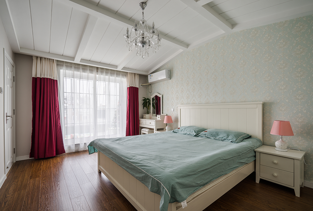 主臥室墻面甜美的碎花布藝裝飾，白色的家具，以及吊面造形的處理，整體小清新為主。