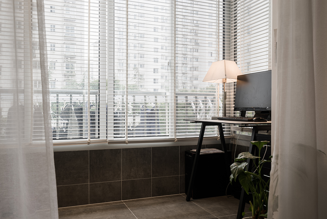 陽臺(tái)是室內(nèi)與室外之間的一個(gè)過渡空間，是用于通風(fēng)、采光、納涼、曬衣、曬物放植物等的地方。在陽臺(tái)上，既可以坐在休閑椅上喝茶聊天，也可以晾曬衣物、養(yǎng)花種草，享受悠閑自然的生活情調(diào)。本案陽臺(tái)裝飾材料的選用應(yīng)該與客廳不同的仿古磚，用來區(qū)分空間。墻面使用墻磚，頂部一般使用內(nèi)墻乳膠漆，乳膠漆品種和款式要與客廳、主臥相符。 
