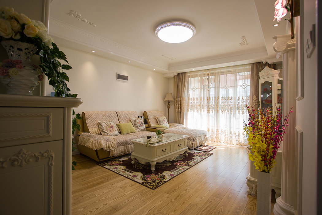 業主是新婚小夫妻，喜歡溫馨又大氣的格調，選擇了簡歐風格來裝扮自己的新居，男主喜歡歐式羅馬柱，所以選用了羅馬柱作為家里電視墻的裝飾背景，沒有過于夸張的線條，也沒有過于復雜的造型，整個讓人感覺大氣、典雅。
