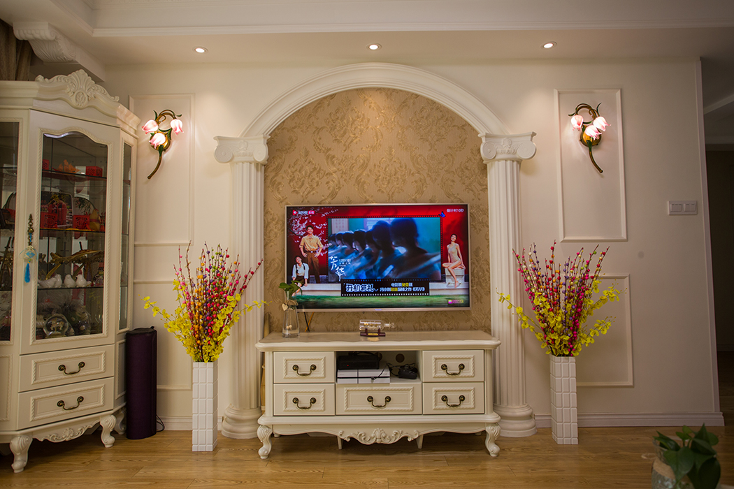 業主是新婚小夫妻，喜歡溫馨又大氣的格調，選擇了簡歐風格來裝扮自己的新居，男主喜歡歐式羅馬柱，所以選用了羅馬柱作為家里電視墻的裝飾背景，沒有過于夸張的線條，也沒有過于復雜的造型，整個讓人感覺大氣、典雅。
