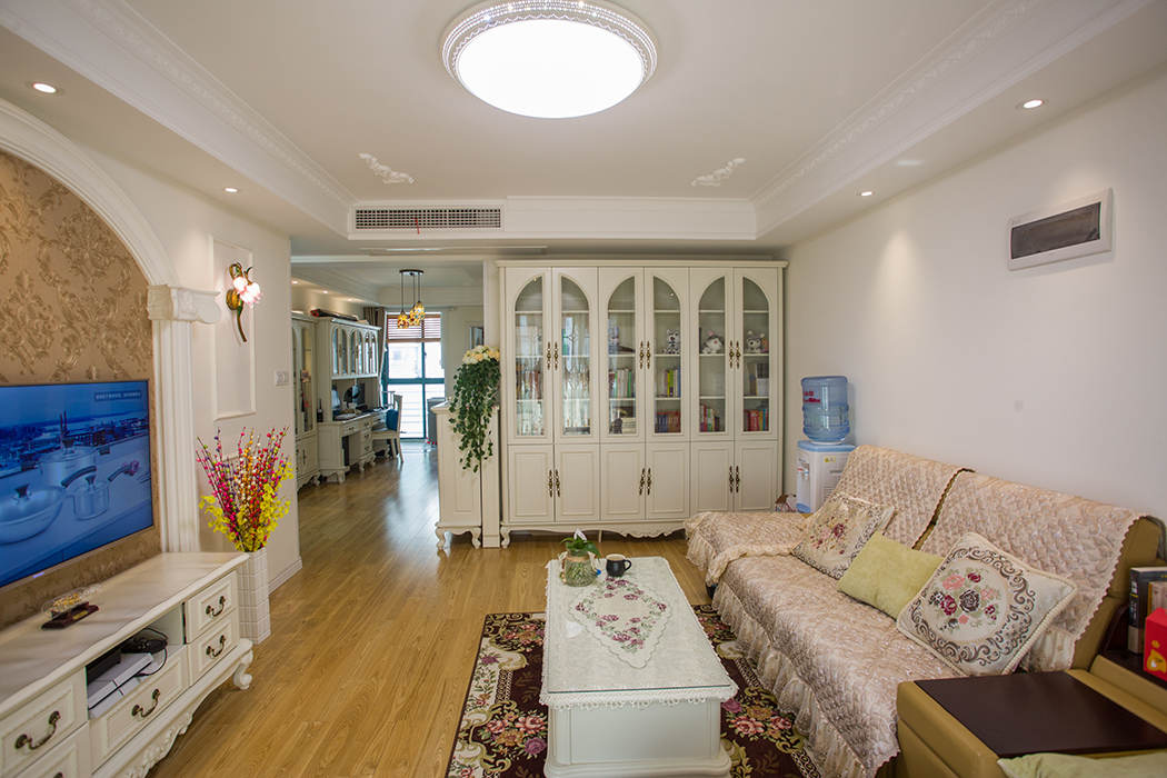 業主家里采用中央空調，外觀上簡潔大方，使用上舒適大氣，客餐廳都以淺色調為主。
