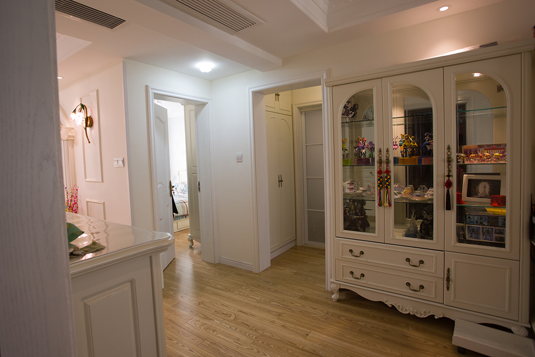 業主家里采用中央空調，外觀上簡潔大方，使用上舒適大氣，客餐廳都以淺色調為主。
