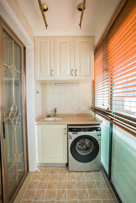 陽臺所選瓷磚是30X30仿古磚，定做的洗衣柜充分利用陽臺空間作為一半的工作陽臺，另一半卻可以作為休閑陽臺，養些綠植，閑暇時刻，吸收陽光和欣賞花卉。
